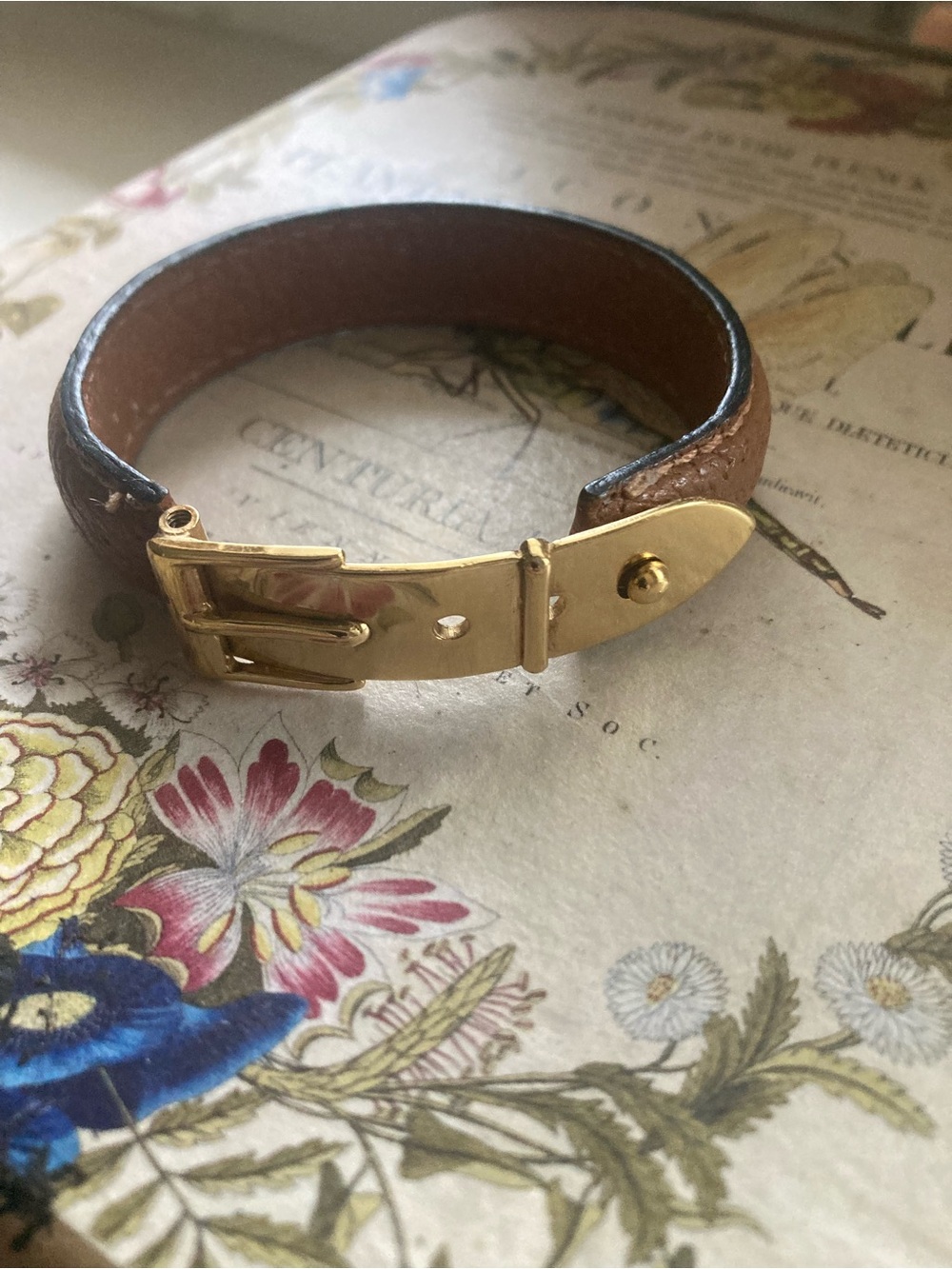 Vintage Gucci gold buckle bracelet